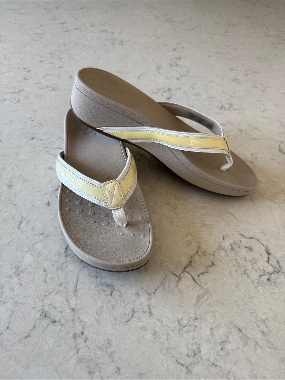 Vionic Hightide Wedge Comfort Thong size 10 Flip Flops butter yellow/ white/ tan